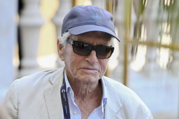 LEGENDARNI GLUMAC IMA RAK GRLA: Zbog bolesti ide u PENZIJU!