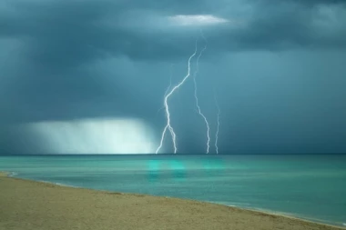 GRAD VELIČINE ORAHA, VETAR RUŠI SVE PRED SOBOM! Veliko nevreme pogodilo delove Italije i Slovenije - ULICE SE PRETVORILE U BUJICE!
