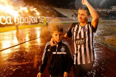 SAŠA ILIĆ I ZVANIČNO PREDSTAVLJEN U NOVOM KLUBU: Legenda Partizana u nekom DRUGOM svetlu! (FOTO)