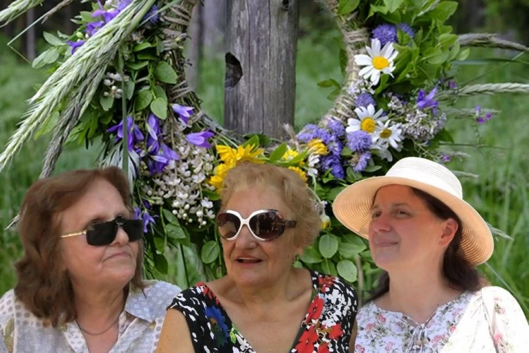 PITALI SMO SUGRAĐANE O "IVANJSKIM VENČIĆIMA": Evo šta simbolizuje cveće ubrano na VELIKI praznik (VIDEO ANKETA)