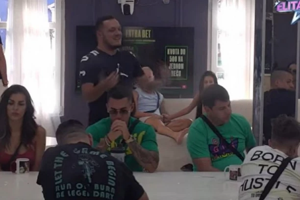 BEZ TATE NE UMEŠ PERTLE DA VEŽEŠ, SRAMOTA JE DA TO TVOJA PORODICA GLEDA! Gastoz ŽESTOKO udario na ovog učesnika! (VIDEO)