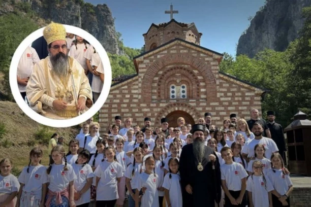 “SAMO ONI SA DEČJIM SRCEM MOGU UĆI U CARSTVO NEBESKO”: Kako je vladika Jerotej ganuo mališane u Soko Gradu