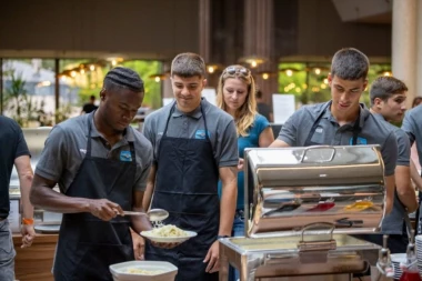 FUDBALERI U ULOZI KONOBARA: Neočekivana kazna za igrače Železničara, HIT SCENE U SLOVENIJI! (FOTO,VIDEO)