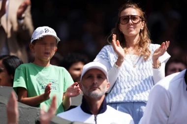 DIGLA SE OPASNA PRAŠINA NA MREŽAMA: Jelena Đoković u NESVAKIDAŠNJEM IZDANJU pratila meč - da li je ovo najčudniji izgled do sada?!