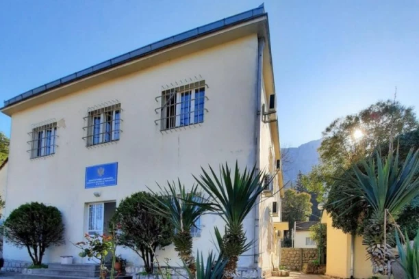 UHAPŠEN RADNIK OBEZBEĐENJA U PSIHIJATRIJSKOJ BOLNICI! Pustio je osuđenika da slobodno šeta!