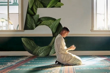 ZAŠTO SE MUSLIMANI MOLE 5 PUTA DNEVNO: Pri namazu čine jednu stvar, a razlog je sledeći