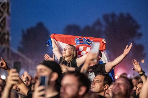 PROSLAVA USTAŠTVA NA DOČEKU RUKOMETAŠA: Zagrebom se vijore HOS zastave, ori se "ZA DOM SPREMNI"