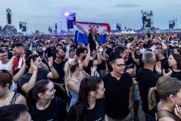 JEZIVIJE NE MOŽE: Hrvatski dečak postrojio drugare da s puškama u rukama viču ustaški poklič "ZA DOM SPREMNI"! (VIDEO)