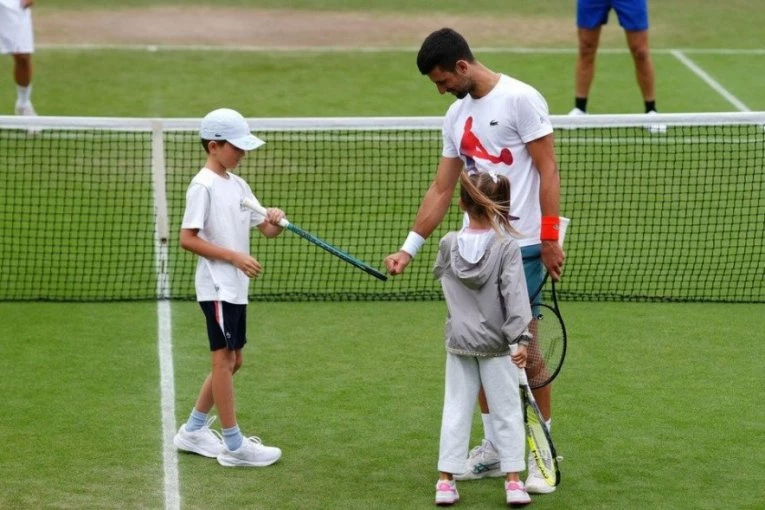 STEFAN ĐOKOVIĆ UKRAO ŠOU NA VIMBLDONU: Fotografija OBIŠLA ceo svet, pa se oglasio i NOVAK! (FOTO)