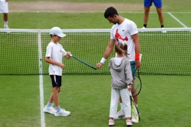 STEFAN ĐOKOVIĆ UKRAO ŠOU NA VIMBLDONU: Fotografija OBIŠLA ceo svet, pa se oglasio i NOVAK! (FOTO)