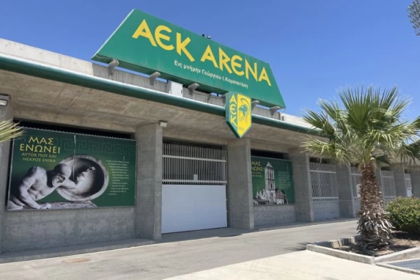 NEVEROVATNE SCENE: Nešto se čudno događa na rajskom ostrvu! Meč je počeo, a grobari sede po lokalnim kafićima (VIDEO)