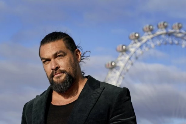 SLAVNI GLUMAC POKRENUO ŠUTKU NA KONCERTU! Mačo zavodnik upao u publiku, a onda je izbio HAOS! (VIDEO)