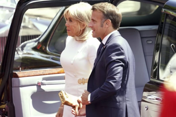 NOVI SKANDAL U REŽIJI PRVE DAME FRANCUSKE: Makron ponovo doživeo poniženje od supruge (VIDEO)