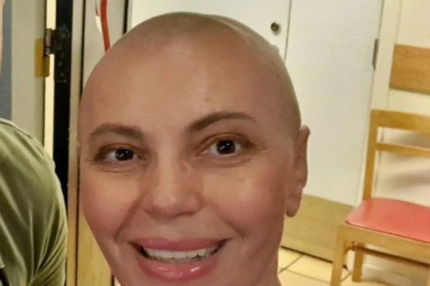 NAŠOJ GLUMICI SE VRATIO RAK, OGLASILA SE IZ PORODIČNOG DOMA: "Opada mi kosa, prvi put sam bila spremna, sada NISAM" (FOTO)