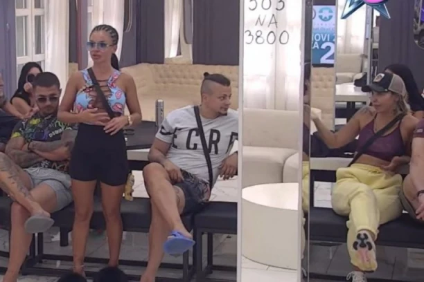 SNIMA FILMOVE SA RAZLIČITIM MUŠKARCIMA! Sanja NIKAD BRUTALNIJE ponizila Aneli! Zemljotres na IMANJU! (VIDEO)