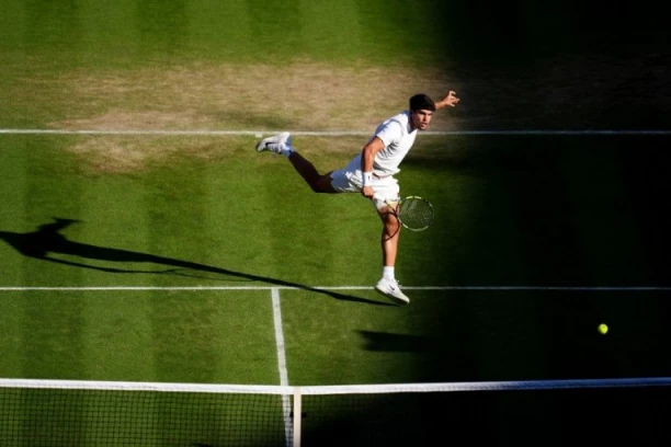 NIJE SE NI OZNOJIO! Alkaraz održao čas tenisa miljeniku publike i plasirao se u polufinale!