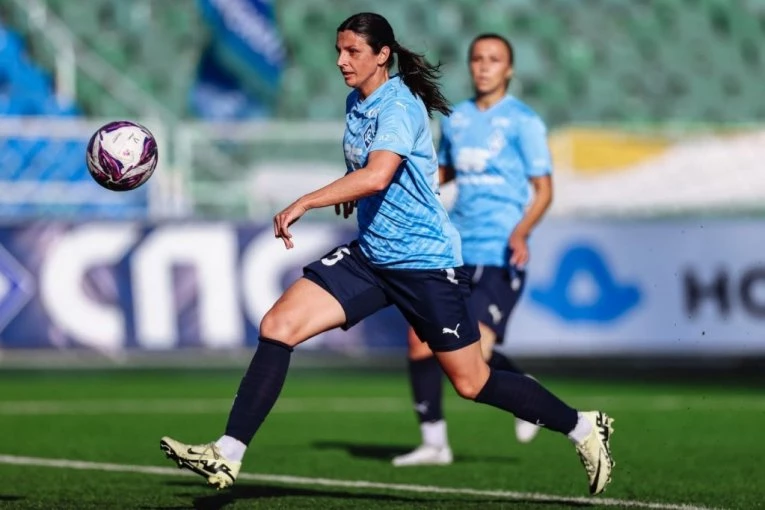 MUŠKARCI - SKLONITE SE! Srpkinja pokazala kako se igra fudbal: Golčina i asistencija za udžbenike! (VIDEO)