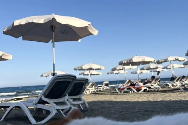 EVO GA DETALJAN CENOVNIK IZ CRNE GORE! Nije ni čudo što im je sezona pukla - ČAK SU I CENE SUVENIRA OTIŠLE U NEBO!