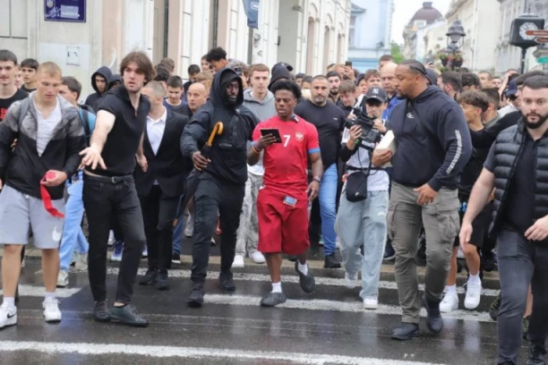 ZAUSTAVLJEN SAOBRAĆAJ U CENTRU BEOGRADA! IShowSpeed pobegao s Kalemegdana, deca trče za njegovim autom - potpuni HAOS! (VIDEO)