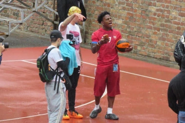 ISHOWSPEED JEDVA STOJI NA NOGAMA! Pobegao na Kalemegdan nakon STAMPEDA, a OVO ga je uništilo! (VIDEO)