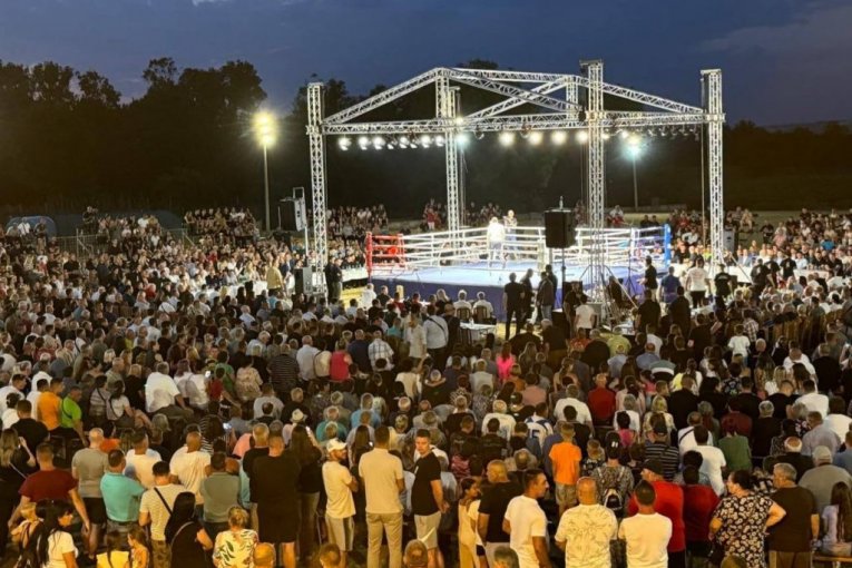 Ljudi su pratili meč