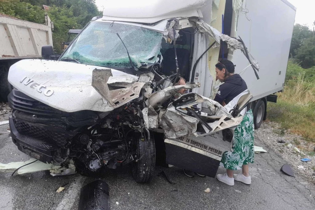 ŽESTOK SUDAR DVA TERETNJAKA PREKO KADINJAČE! Jedan kamion potpuno smrskan! (FOTO)