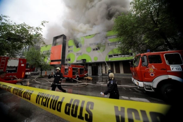 GORI POZNATA FABRIKA U MOSTARU! Cela južna strana grada u ogromnom dimu! (VIDEO)