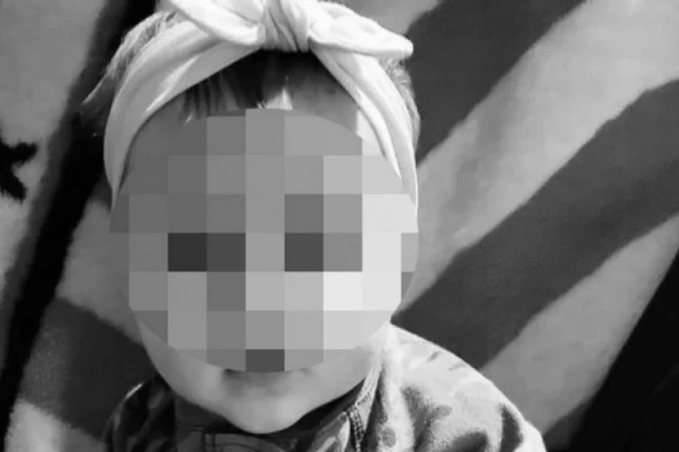 PITBUL ZAKLAO BEBU DOK JE MAJKA DRŽALA U NARUČJU! Skočio na nju dok su ulazile u kuću, porodica očajna: "VOLELA SI DA GURAŠ KOLICA I MJAUČEŠ NA MAČKU"!