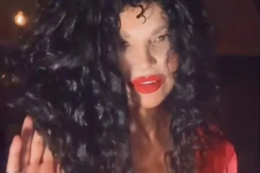 PRVI SNIMAK SA UNUKOM ĆE VAM NATERATI SUZE NA OČI! Da li je Lidija Vukićević najzgodnija baka u Srbiji? (GALERIJA+VIDEO)