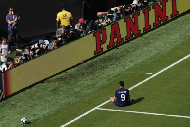 "ŽELEO SAM DA POSTIGNEM GOL I ODAM POČAST PRIJATELJU!": Trenutak koji KIDA DUŠU, Žota nikada neće biti zaboravljen! (VIDEO)