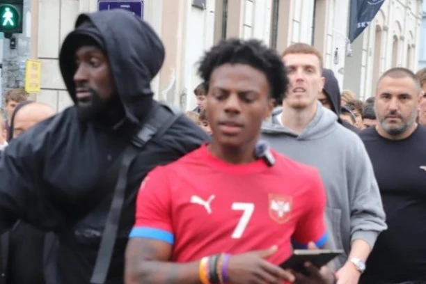 INCIDENT U SARAJEVU! IShowSpeed skočio na decu - prvo ga gađali BANANAMA, a onda je izbio SKANDAL - dečaci plakali, reagovalo OBEZBEĐENJE! (VIDEO)