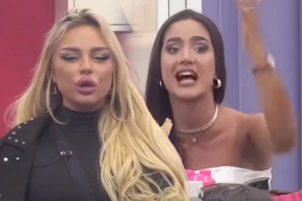 NE PERE ZUBE, NE KUPA SE I NE SKIDA ŠMINKU: Anđela Đuričić otkrila SMRDLJIVU tajnu o Sofiji Janićijević - spremite KESE ZA POVRAĆANJE! (VIDEO)