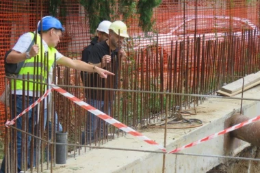 UŽAS U BEOGRADU! Muškarac pao sa četiri metra visine!