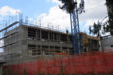 "BEKATAUN" REKLAMIRA KUĆE ZA LUKSUZNO ŽIVLJENJE OD NEKOLIKO HILJADA EVRA, A NE PLAĆAJU RADNIKE! Grade najveći spa-centar u Srbiji, vrtić, stadion...