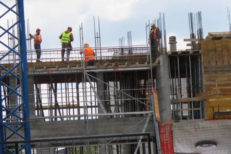 HOROR NA GRADILIŠTU U BEOGRADU! Radnik pao sa krova poznate firme, lekari mu se bore za život!