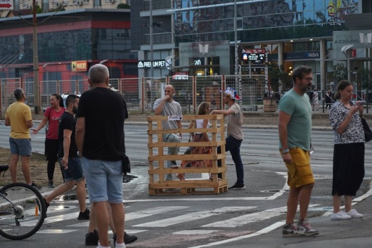 BLOKADERI KORISTE SVAKU PRILIKU DA MALTRETIRAJU GRAĐANE! Zgubidani žive u "teškoj diktaturi", pa njih svega nekoliko maltretiraju Valjevce! (VIDEO)