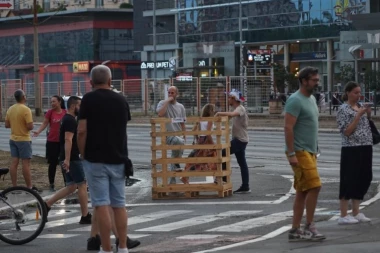 BLOKADERI KORISTE SVAKU PRILIKU DA MALTRETIRAJU GRAĐANE! Zgubidani žive u "teškoj diktaturi", pa njih svega nekoliko maltretiraju Valjevce! (VIDEO)