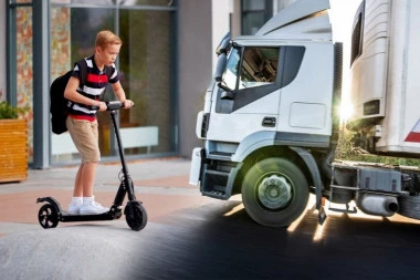 TEŠKO POVREĐEN DEČAK POSLE PADA SA TROTINETA: Država donela hitnu odluku, policija kreće da ODUZIMA vozila od DECE I RODITELJA