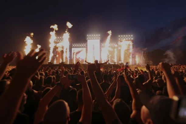 URLA UZ NATPIS "ZA DOM SPREMNI", A UZIMAO NOVAC U SRPSKOM RIJALITIJU! Bivši zadrugar uhvaćen u SRAMNOM IZDANJU na koncertu Tompsona!