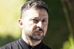 VIŠE PUTA IZBEGAO VOJSKU, DRŽAVNI VRH GA SVE MANJE POŠTUJE: Mađari objavili knjigu o Zelenskom! Kakav prst u oko predsedniku Ukrajine