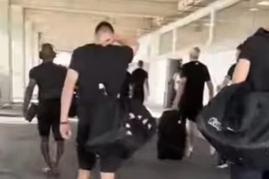 SPORTISSIMO U LARNACI: Podiže se atmosfera pred start kvalifikacija - fudbaleri Partizana stigli na stadion! (VIDEO)