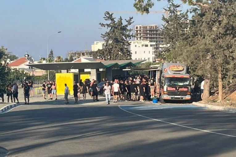 DA LI JE MOGUĆE? Neverovatne scene iz Larnake - pogledajte kako grobari stižu na stadion! (VIDEO)