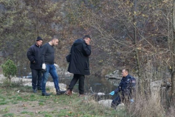 UŽASNA TRAGEDIJA NA JEZERU! Utopili se maloletnici nakon dodele svedočanstava, kraj vode tada pronađena dva bicikla! NIJE IM BILO SPASA!