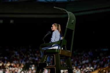 LEPA MARIJANA SIŠLA SA STOLICE I UNELA SE U LICE ALKARAZU: Nesvakidašnja scena na Vimbldonu! (FOTO)