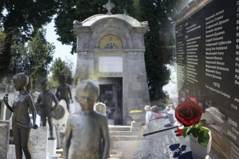 ARKANA VOLE VIŠE NEGO TITA! Najbizarniji zahtevi posetilaca srpskih grobalja: Palačinka od cveća, ali i tepih u znaku BMW i trobojke! (FOTO)