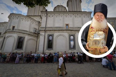 VELIKA RELIKVIJA SA SVETE GORE STIGLA U KOMŠILUK: Vernici svečano dočekali kivot sa glavom Svetog Jovana Zlatousta