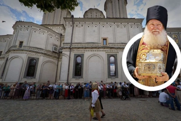 VELIKA RELIKVIJA SA SVETE GORE STIGLA U KOMŠILUK: Vernici svečano dočekali kivot sa glavom Svetog Jovana Zlatousta