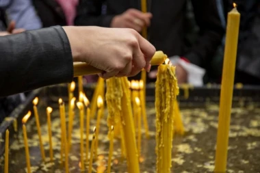 OVI LJUDI NIKADA NE BI SMELI DA ZAPALE SVEĆU! U poznatom srpskom manastiru otkrili ko i zašto ovim činom navlači GNEV BOŽJI!