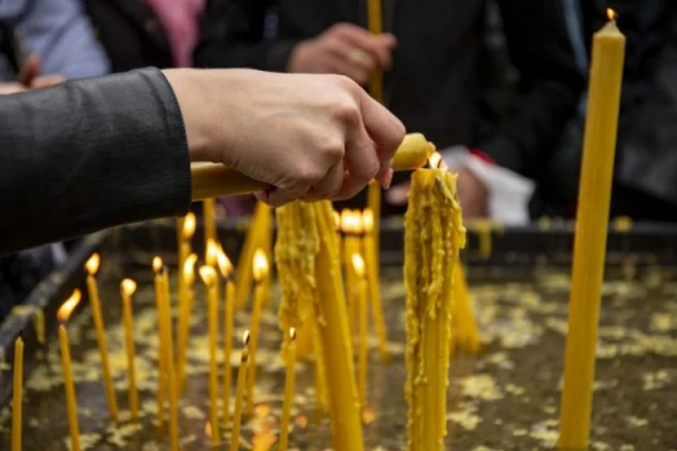 OVI LJUDI NIKADA NE BI SMELI DA ZAPALE SVEĆU! U poznatom srpskom manastiru otkrili ko i zašto ovim činom navlači GNEV BOŽJI!