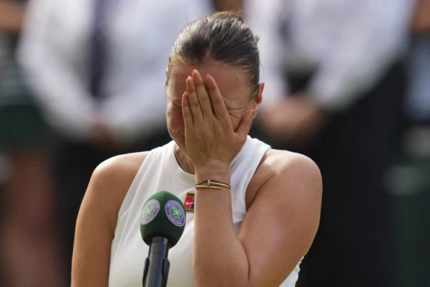 NIJE OSVOJILA NITI JEDAN GEM, PA JE SAVLADALE EMOCIJE: Anisimova zaplakala pre kraja i raznežila londonsku publiku! (FOTO,VIDEO)